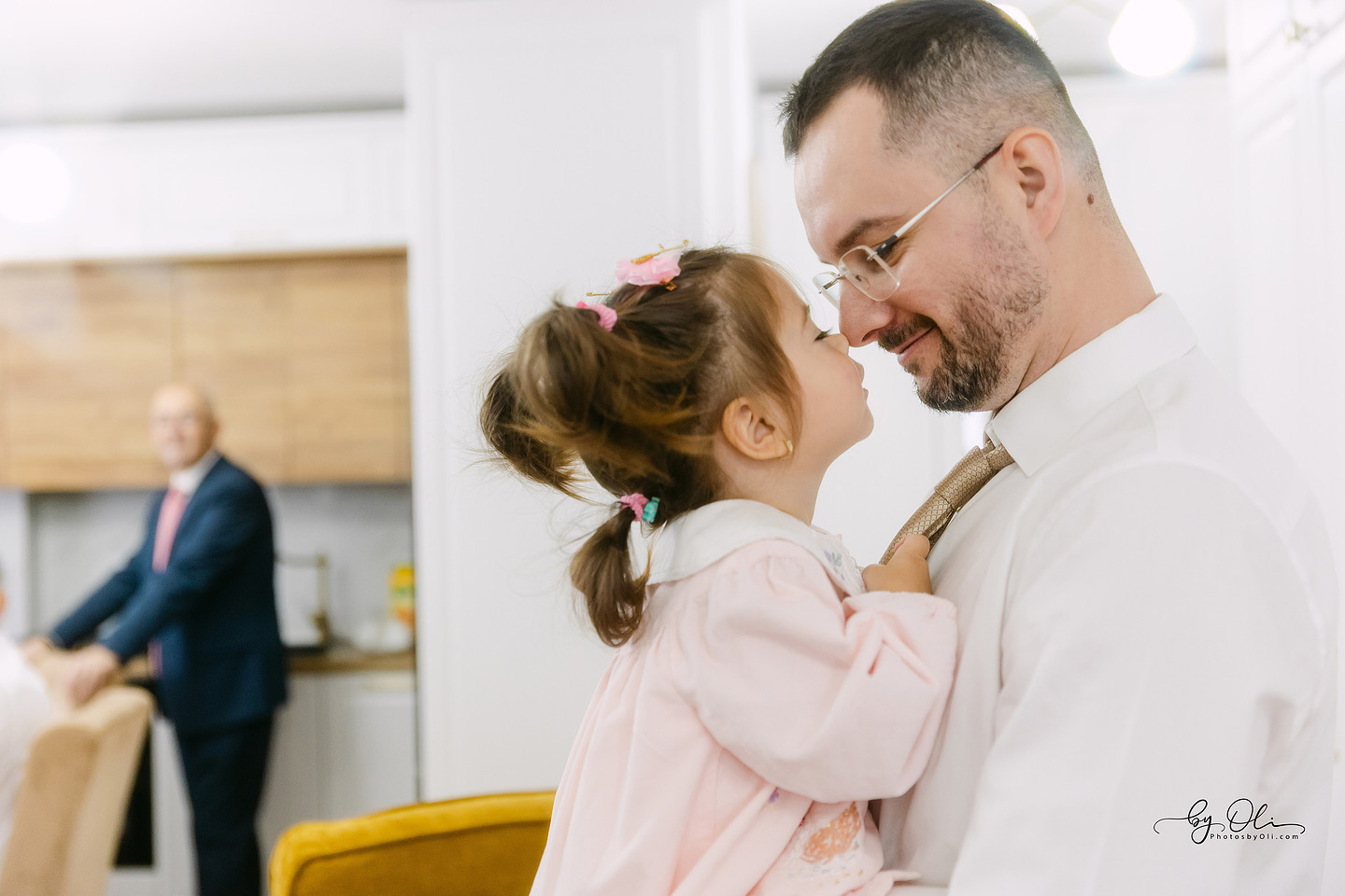 Fotografie tata si copilul botez Victoria Timisoara, portret emotional surprins inainte de slujba, realizat de fotograf botez Timisoara.