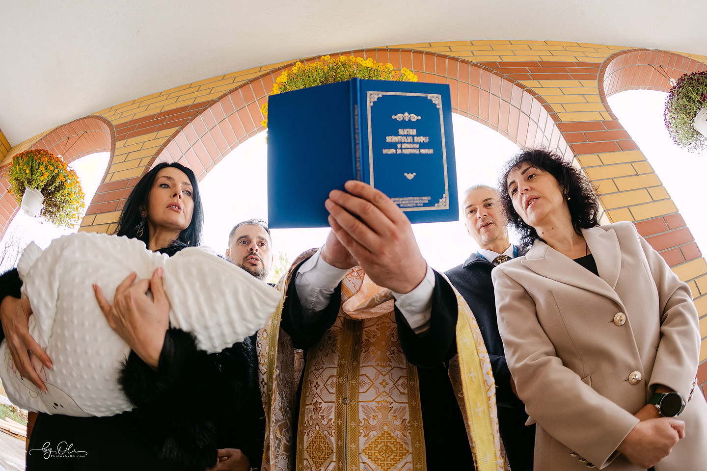 Juramant nasi botez Victoria Timisoara, moment din slujba surprins discret in biserica, fotografie realizata de fotograf botez Timisoara.