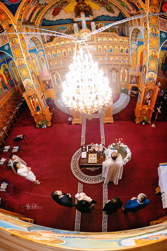 Slujba botez Victoria Timisoara, fotografie artistica realizata in Biserica Sf. Nicolae, detalii liturgice surprinse de fotograf botez Timisoara.