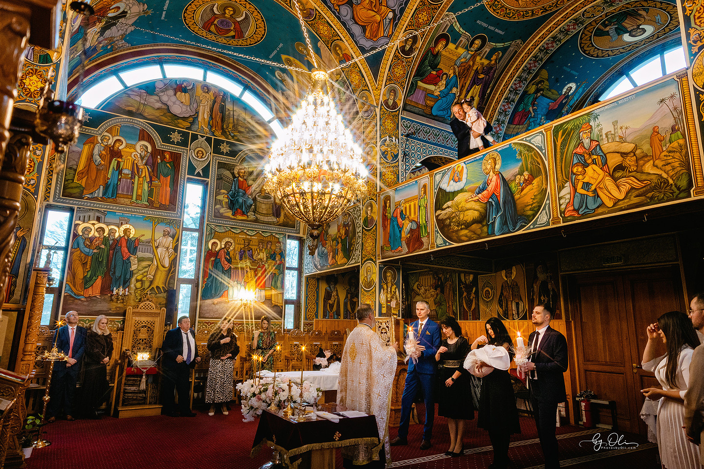 Scena generala biserica botez Victoria Timisoara, moment surprins in timpul slujbei la Biserica Sf. Nicolae, fotografie realizata de fotograf botez Timisoara.