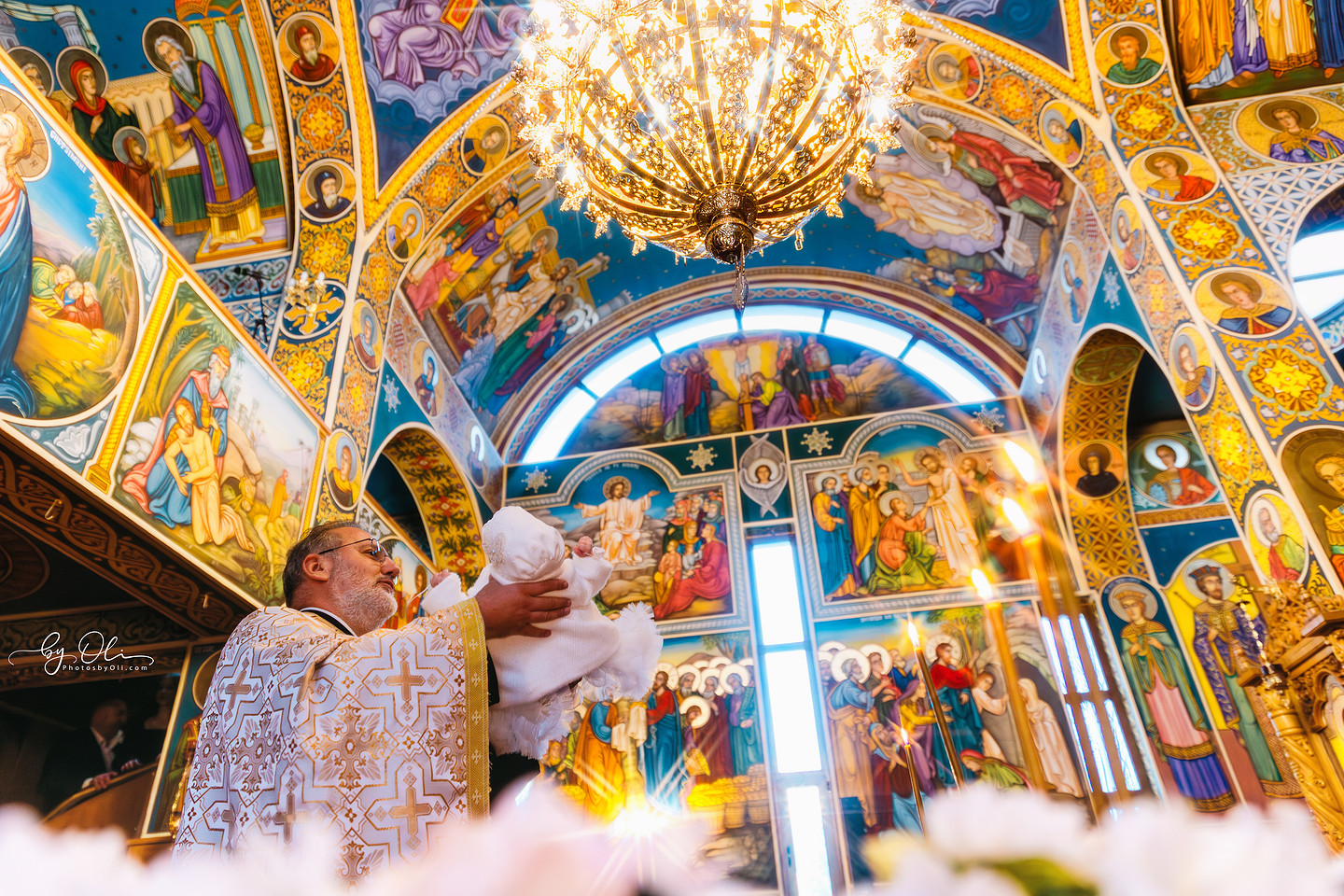 ritual botez ortodox prunc ridicat, preot arata copilul cerului, fotografie botez Timisoara, fotograf artistic biserica Sf Nicolae, fotografie documentara botez, fotograf evenimente Timisoara, povesti vizuale, fotografie profesionista botez