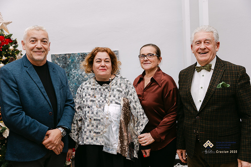 Portret de grup cu Cristian Banda, decanul Baroului Timis, alaturi de Marsu Onita Mihaela Anisoara, Adina Surdea si Dorel Julean, fotografiati la Intalnirea de Craciun organizata de Casa de Asigurari a Avocatilor – Filiala Timis.