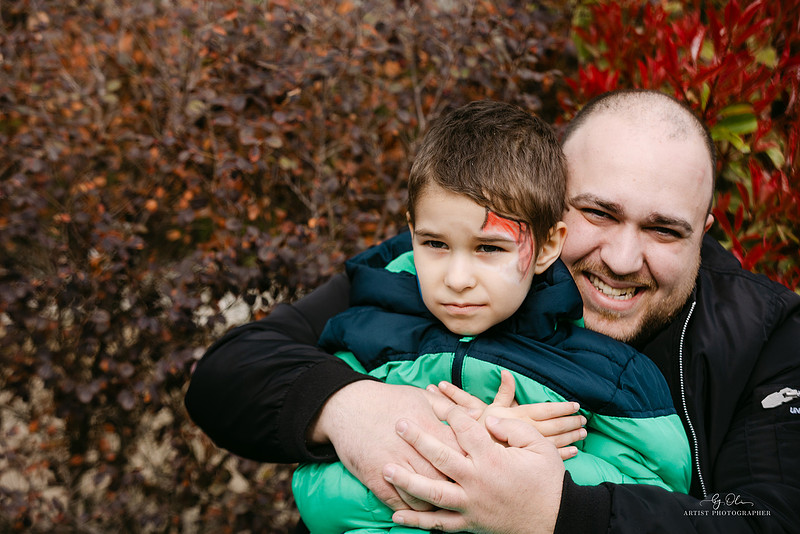Tata imbratisand fiul cu machiaj rosu pe obraz, portret de familie in aer liber toamna, Photos by Oli Timisoara
