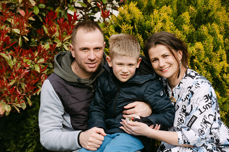 Portret de familie cu mama, tata si baiat in aer liber toamna, fotografie emotionala de familie Timisoara, Photos by Oli