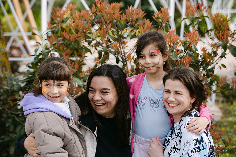 Doua mame si doua fetite cu machiaj artistic zambind impreuna in aer liber, fotografie de grup prietenie si familie, Photos by Oli Timisoara