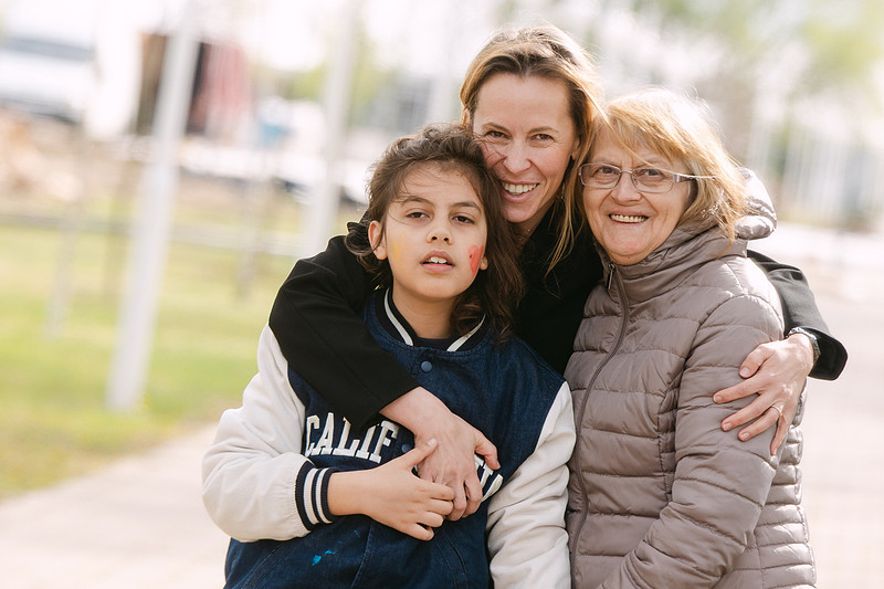 Portret de familie trei generatii bunica mama si copil imbratisati in aer liber, fotografie emotionala de familie Timisoara, Photos by Oli